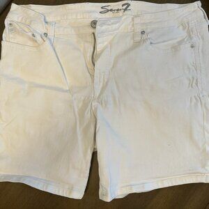 White Seven7 Weekend shorts Size 14